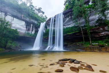 Huai Luang Şelalesi, Phu Chong-Na Ulusal Parkı, Ubon Ratchathani, Tayland 'da büyük bir şelaledir.