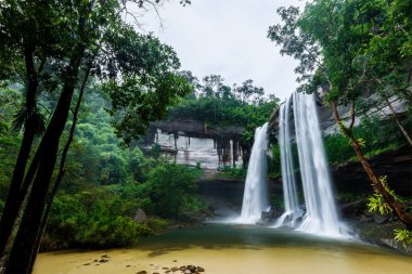 Huai Luang Şelalesi, Phu Chong-Na Ulusal Parkı, Ubon Ratchathani, Tayland 'da büyük bir şelaledir.