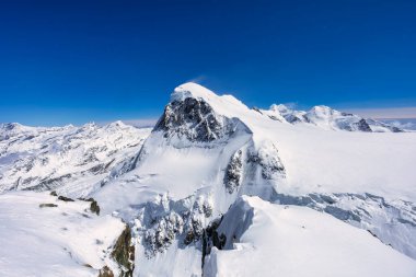 Matterhorn Dağı destansı beyaz karlı hava manzarası, İsviçre