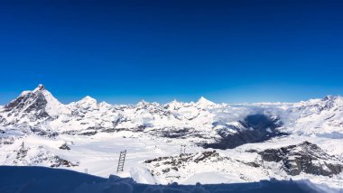 Matterhorn Dağı destansı beyaz karlı hava manzarası, İsviçre