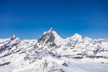 Matterhorn Dağı destansı beyaz karlı hava manzarası, İsviçre