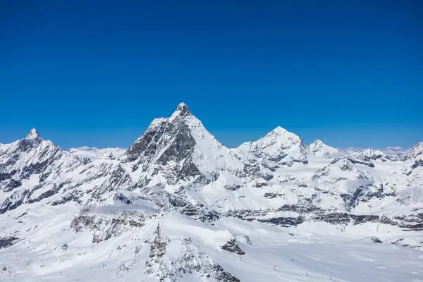 Matterhorn Dağı destansı beyaz karlı hava manzarası, İsviçre