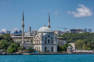 Dolmabahe Camii, İstanbul, İstanbul, Türkiye 'de İstanbul Boğazı' ndan görülüyor.