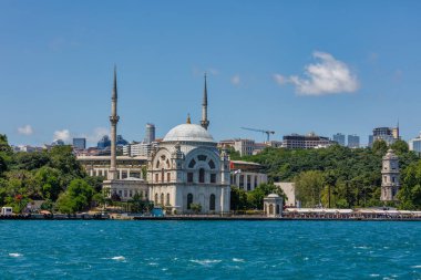 Dolmabahe Camii, İstanbul, İstanbul, Türkiye 'de İstanbul Boğazı' ndan görülüyor.