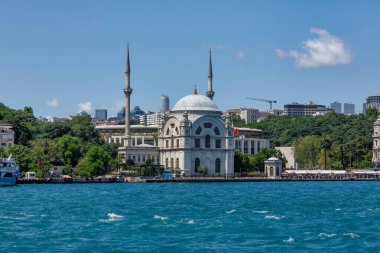 Dolmabahe Camii, İstanbul, İstanbul, Türkiye 'de İstanbul Boğazı' ndan görülüyor.