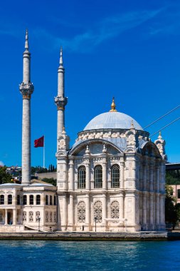 Ortak Cami, İstanbul, İstanbul, Türkiye 'deki Boğaz' dan görülüyor