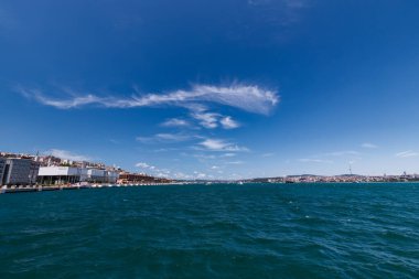 İstanbul 'un İstanbul şehrinin güzel manzarası Türkiye' nin Boğaz kentine yelken açmaktan