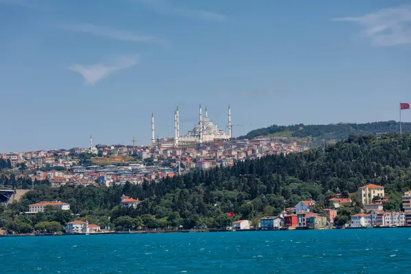 İstanbul 'un İstanbul şehrinin güzel manzarası Türkiye' nin Boğaz kentine yelken açmaktan