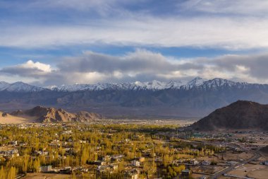 Leh şehri ve dağının kuzey Hindistan 'daki Leh bölgesi, Ladakh çevresi.,