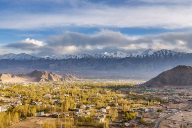 Leh şehri ve dağının kuzey Hindistan 'daki Leh bölgesi, Ladakh çevresi.,