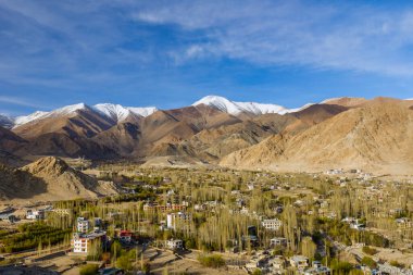 Leh şehri ve dağının kuzey Hindistan 'daki Leh bölgesi, Ladakh çevresi.,