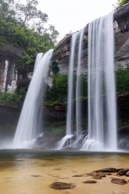 Huai Luang Şelalesi, Phu Chong-Na Ulusal Parkı, Ubon Ratchathani, Tayland 'da büyük bir şelaledir.