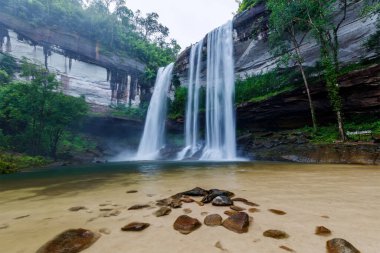 Huai Luang Şelalesi, Phu Chong-Na Ulusal Parkı, Ubon Ratchathani, Tayland 'da büyük bir şelaledir.