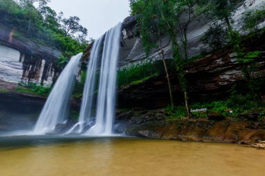 Huai Luang Şelalesi, Phu Chong-Na Ulusal Parkı, Ubon Ratchathani, Tayland 'da büyük bir şelaledir.