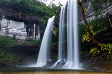 Huai Luang Şelalesi, Phu Chong-Na Ulusal Parkı, Ubon Ratchathani, Tayland 'da büyük bir şelaledir.