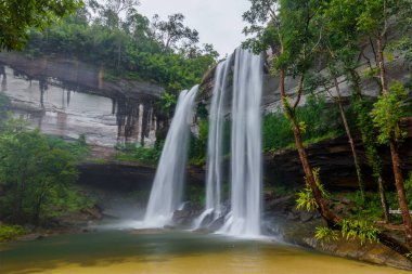 Huai Luang Şelalesi, Phu Chong-Na Ulusal Parkı, Ubon Ratchathani, Tayland 'da büyük bir şelaledir.