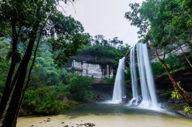 Huai Luang Şelalesi, Phu Chong-Na Ulusal Parkı, Ubon Ratchathani, Tayland 'da büyük bir şelaledir.