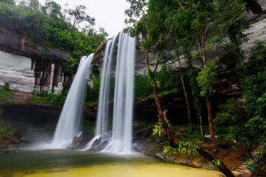 Huai Luang Şelalesi, Phu Chong-Na Ulusal Parkı, Ubon Ratchathani, Tayland 'da büyük bir şelaledir.