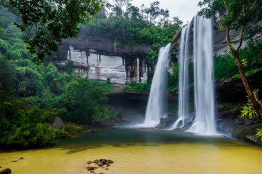 Huai Luang Şelalesi, Phu Chong-Na Ulusal Parkı, Ubon Ratchathani, Tayland 'da büyük bir şelaledir.