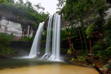 Huai Luang Şelalesi, Phu Chong-Na Ulusal Parkı, Ubon Ratchathani, Tayland 'da büyük bir şelaledir.