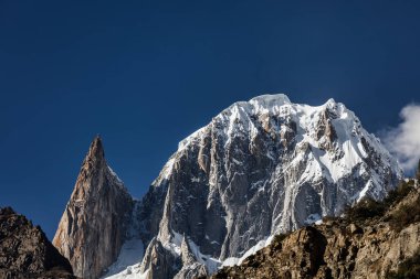 Lady finger ve Hunza tepeleri karla kaplı. Sonbahar manzarası Karakoram 'da. Hunza vadisi, Pakistan