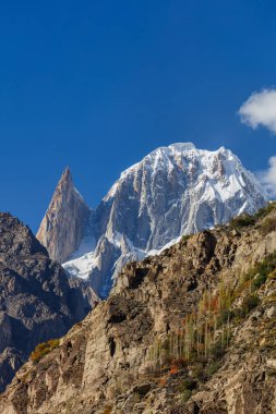 Lady finger ve Hunza tepeleri karla kaplı. Sonbahar manzarası Karakoram 'da. Hunza vadisi, Pakistan