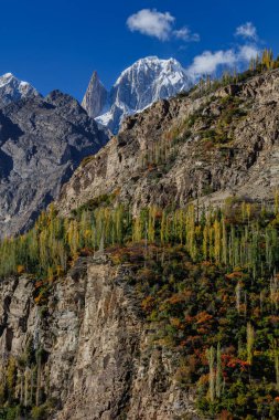 Lady finger ve Hunza tepeleri karla kaplı. Sonbahar manzarası Karakoram 'da. Hunza vadisi, Pakistan