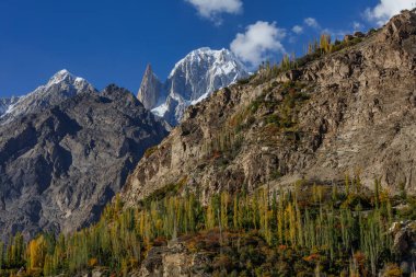 Lady finger ve Hunza tepeleri karla kaplı. Sonbahar manzarası Karakoram 'da. Hunza vadisi, Pakistan