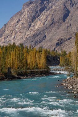 Arka planda Hindu Kush dağlarının olduğu sonbahar manzarası çok güzel, Gahkuch, kuzey Pakistan.