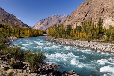 Arka planda Hindu Kush dağlarının olduğu sonbahar manzarası çok güzel, Gahkuch, kuzey Pakistan.