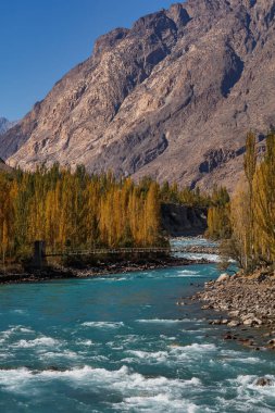 Arka planda Hindu Kush dağlarının olduğu sonbahar manzarası çok güzel, Gahkuch, kuzey Pakistan.
