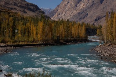 Arka planda Hindu Kush dağlarının olduğu sonbahar manzarası çok güzel, Gahkuch, kuzey Pakistan.