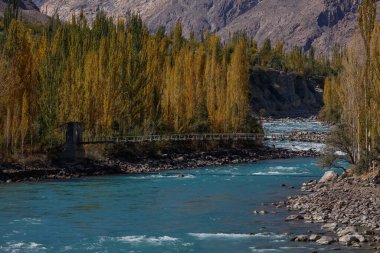 Arka planda Hindu Kush dağlarının olduğu sonbahar manzarası çok güzel, Gahkuch, kuzey Pakistan.