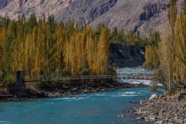 Arka planda Hindu Kush dağlarının olduğu sonbahar manzarası çok güzel, Gahkuch, kuzey Pakistan.