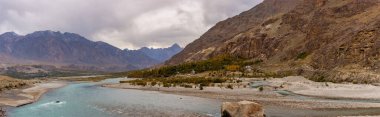 Arka planda Hindu Kush dağlarının olduğu sonbahar manzarası çok güzel, Gahkuch, kuzey Pakistan.