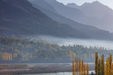 Arka planda Hindu Kush dağlarının olduğu sonbahar manzarası çok güzel, Gahkuch, kuzey Pakistan.