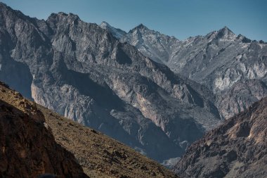Arka planda Hindu Kush dağlarının olduğu sonbahar manzarası çok güzel, Gahkuch, kuzey Pakistan.