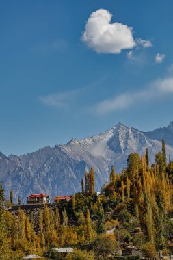 Arka planda Hindu Kush dağlarının olduğu sonbahar manzarası çok güzel, Gahkuch, kuzey Pakistan.