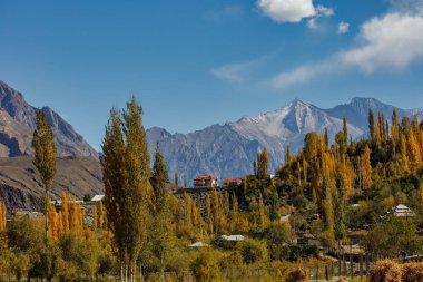 Arka planda Hindu Kush dağlarının olduğu sonbahar manzarası çok güzel, Gahkuch, kuzey Pakistan.