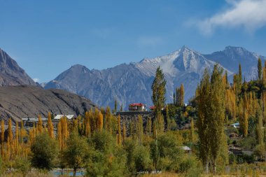 Arka planda Hindu Kush dağlarının olduğu sonbahar manzarası çok güzel, Gahkuch, kuzey Pakistan.