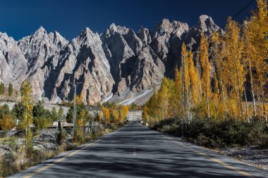 Tupopdan, Passu Katedrali veya Passu Konileri ile sonbahar manzarası Pakistan 'ın kuzeyinde bir dağdır.