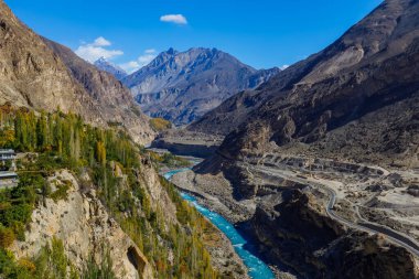 Hunza Nehri 'nin sonbahar manzaralı mavi suları, arka planda sıradağlar, Hunza, Pakistan.