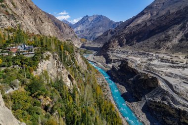 Hunza Nehri 'nin sonbahar manzaralı mavi suları, arka planda sıradağlar, Hunza, Pakistan.