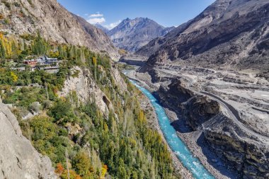 Hunza Nehri 'nin sonbahar manzaralı mavi suları, arka planda sıradağlar, Hunza, Pakistan.