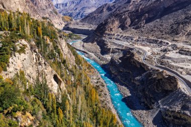 Hunza Nehri 'nin sonbahar manzaralı mavi suları, arka planda sıradağlar, Hunza, Pakistan.
