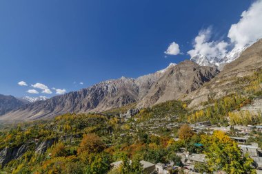 Sonbahar sezonunda Hunza Vadisi 'nin manzarası, arka planda sıradağlar, Hunza, Pakistan.