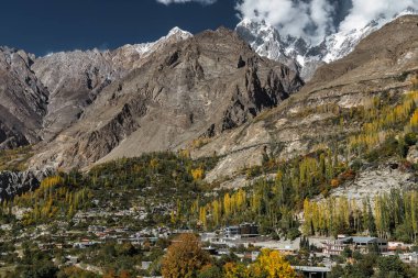 Sonbahar sezonunda Hunza Vadisi 'nin manzarası, arka planda sıradağlar, Hunza, Pakistan.