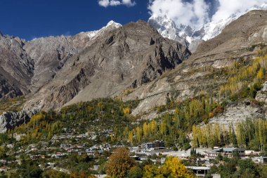 Sonbahar sezonunda Hunza Vadisi 'nin manzarası, arka planda sıradağlar, Hunza, Pakistan.