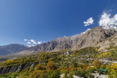 Sonbahar sezonunda Hunza Vadisi 'nin manzarası, arka planda sıradağlar, Hunza, Pakistan.