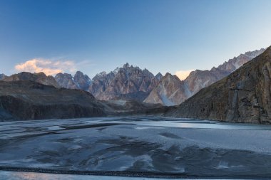 Tupopdan ya da Passu Katedrali, Pakistan 'ın kuzeyinde yer alan bir dağdır.